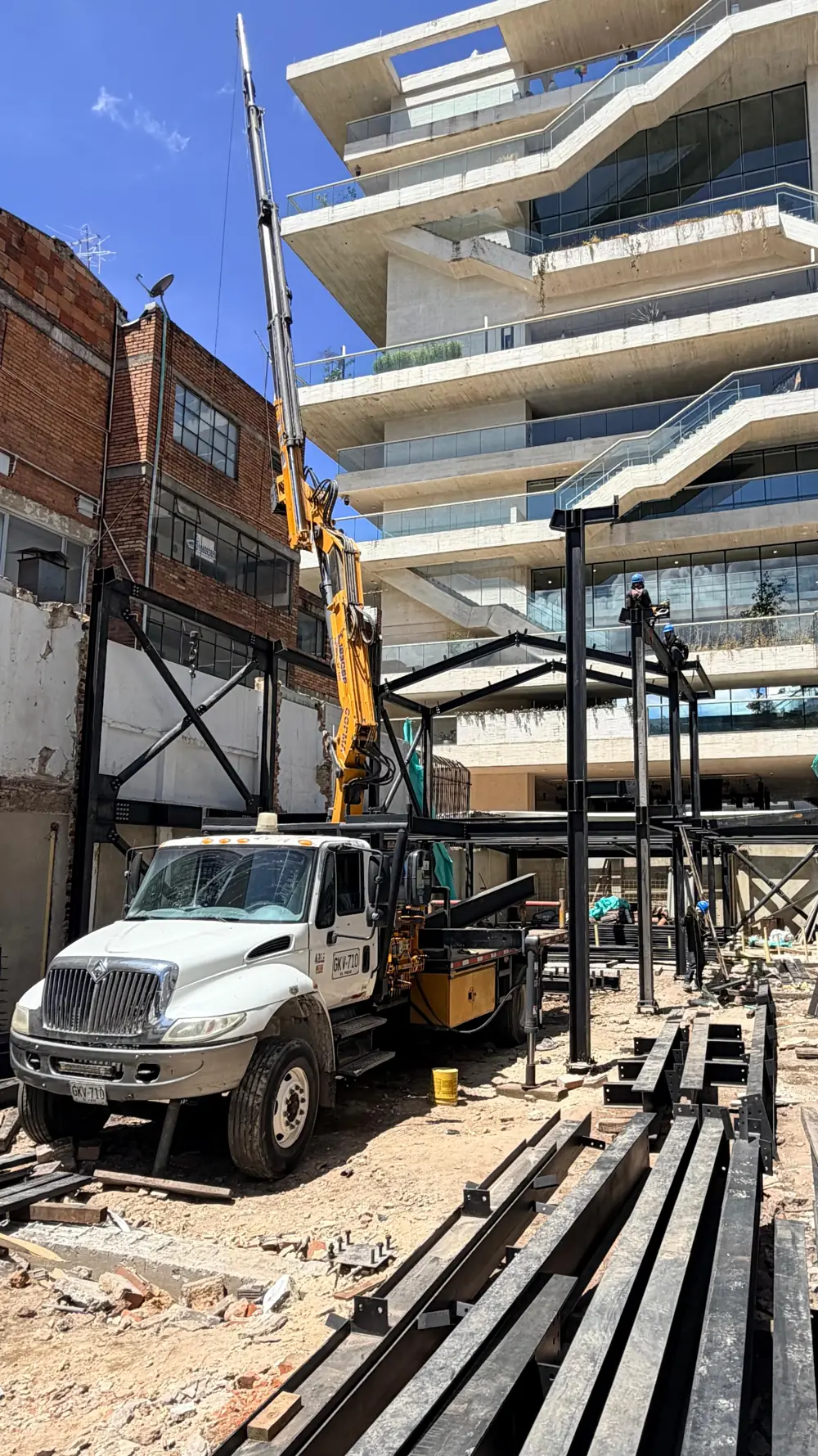 Camión grúa y montaje de columnas en obra