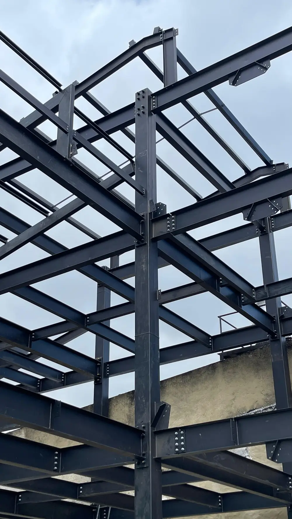 Nudos pernados de una estructura de acero