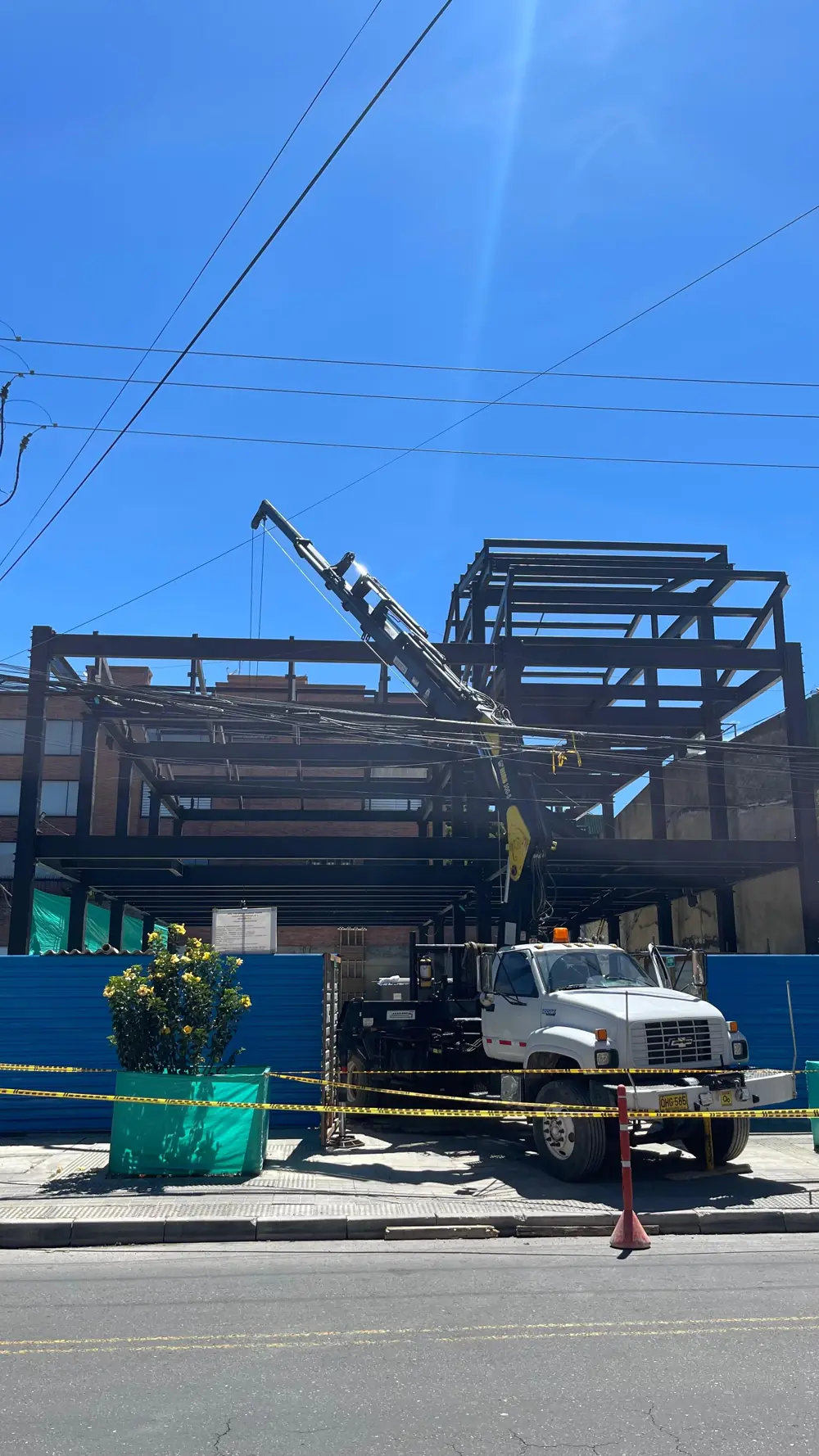 Estructura metálica en zona urbana