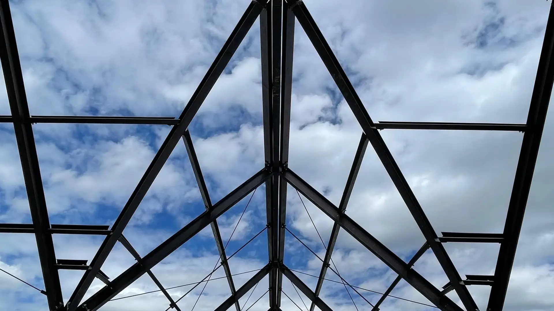 Cubierta en estructura metálica con vista a la montaña
